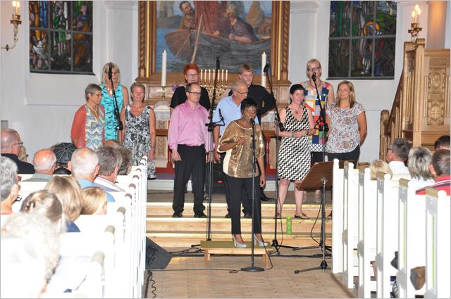 Lydia Wairimu med kor og organist